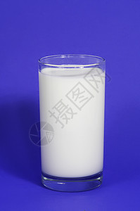 牛奶在玻璃杯中蓝色玻璃饮料乳糖白色液体背景图片
