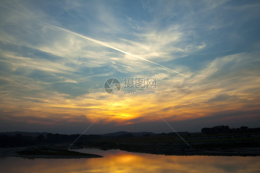 江河天空多云粉色旅行远景日出阳光日落山脉反射图片