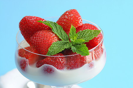 新鲜草莓红色奶油水果营养甜点图片