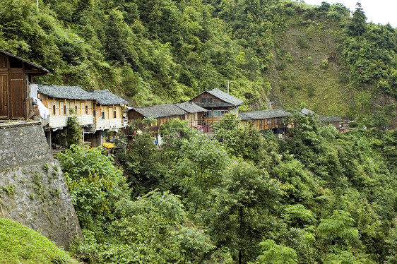 吉林附近的中国村丘陵小屋房子房屋绿色村民乡村木头森林山脉图片