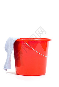 红色的红桶 用白衣服隔离在白色上图片