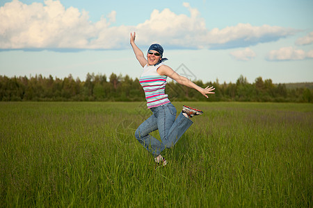 在绿地上跳跃的斑马女孩图片
