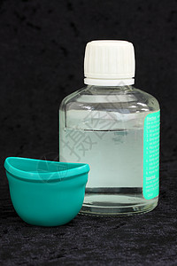 洗眼和洗澡玻璃塑料液体图片