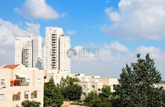 蓝色云天下新的小型和高楼公寓大楼图片