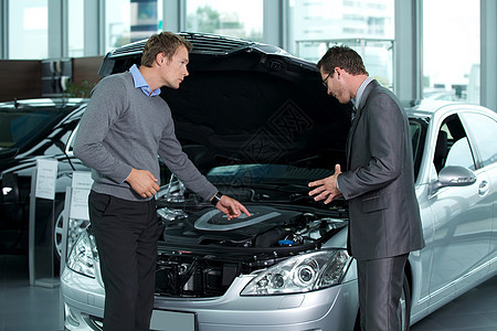 汽车销售员向顾客解释汽车引擎 给客户解释图片