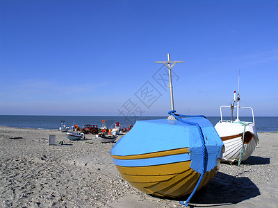 蓝背景上的花海滩上的蓝船旅游者钓鱼海洋风景乡村海岸线海岸渔民旅游肋骨背景