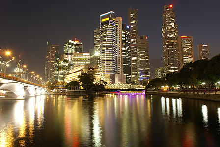 晚上新加坡商业区在河上进行反光思考摩天大楼商业风景城市反思城市化图片