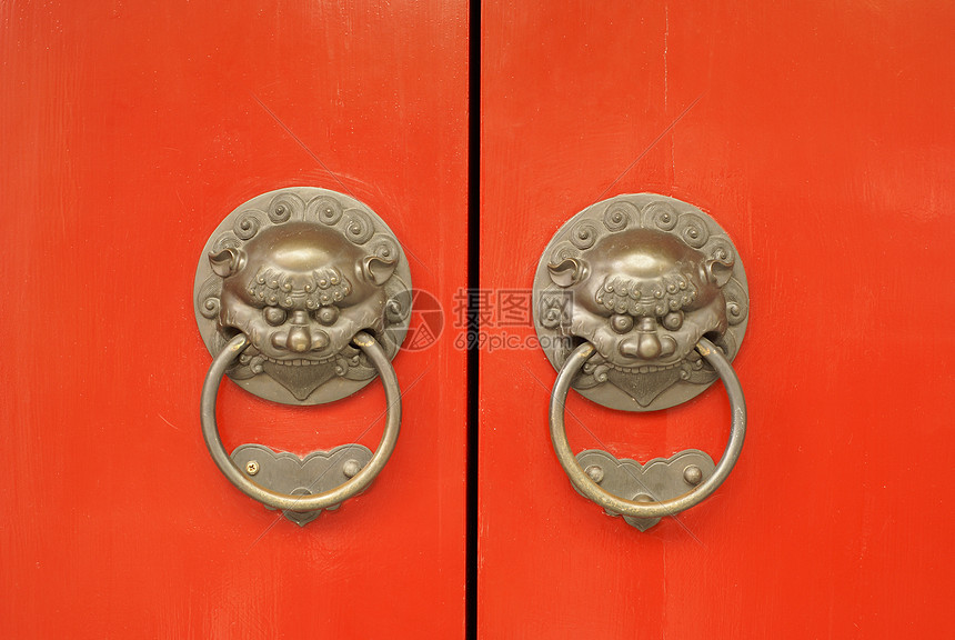 古代东方红色庙门 配有装饰性狮子头戴拳击手图片