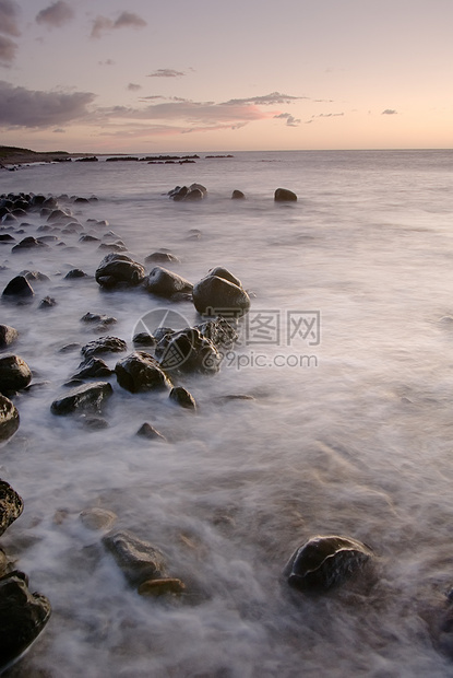 珊瑚礁海岸线的日落假期天堂太阳天空海景日出晴天岩石旅游游客图片