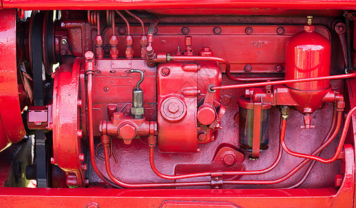 旧拖拉机的红色发动机图片