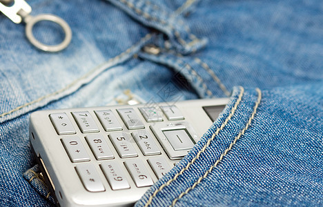 口袋里的电话衣服裤子短信牛仔裤纺织品服装桌子牛仔布技术图片