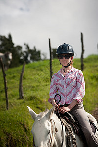 骑马妇女带子牧场森林太阳镜骑士旅游女性马术女士哺乳动物图片