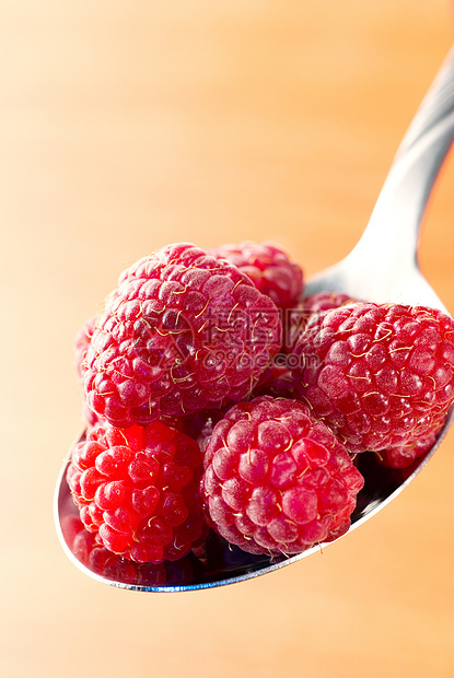 银勺子上的草莓宏观覆盆子食物红色水果饮食圆形甜点季节图片