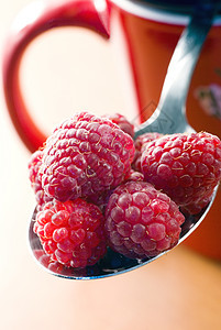 银勺子上的草莓季节红色甜点食物水果圆形宏观饮食覆盆子图片