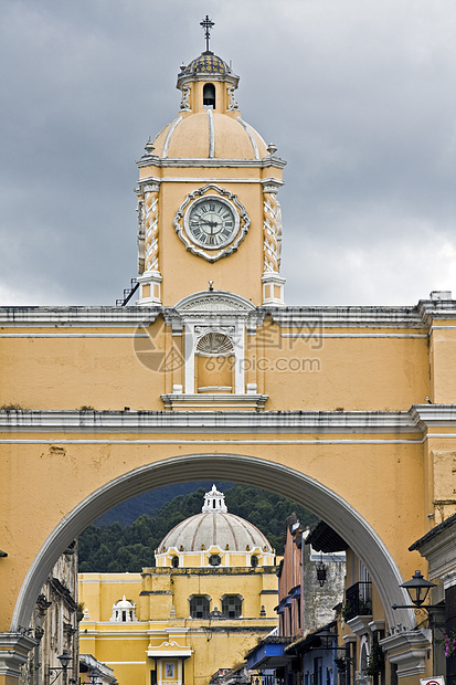 圣卡塔利娜拱门教会柱子天空殖民黄色建筑学窗户图片