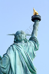 自由女神像旅游地标女士纪念碑天空自由旗帜雕像火炬港口图片