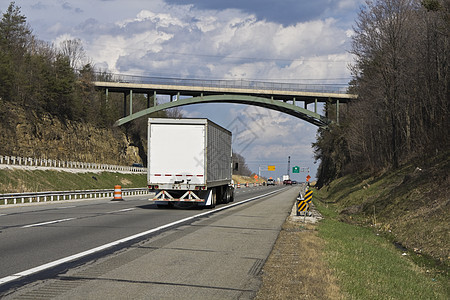 库亚霍加河谷大桥驾驶校车货运卡车车道运输公路交通柴油机背景图片