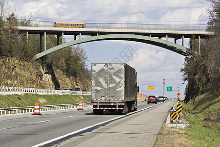 库亚霍加河谷大桥运输校车黄色货运交通卡车驾驶柴油机图片