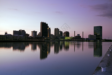 俄亥俄州托莱多粉色日落反射蓝色天际摩天大楼背景图片