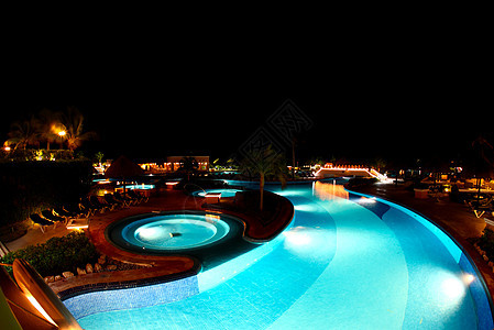 夜里一个豪华 所有包容性海滩度假胜地泳池异国情调旅游旅行游泳美丽风景蓝色天空图片
