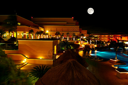 夜里一个豪华 所有包容性海滩度假胜地地平线热带游泳美丽棕榈旅游天堂水池奢华情调图片