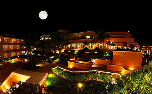 夜里一个豪华 所有包容性海滩度假胜地热带旅游娱乐异国棕榈别墅月球风景美丽水池图片