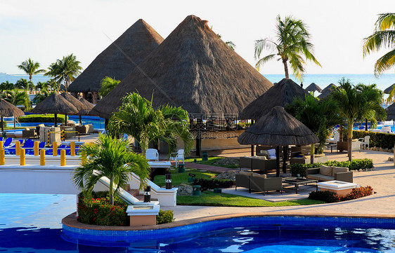 早上的豪华所有包容性海滩度假胜地椅子情调旅行异国蓝色天空热带泳池奢华美丽图片