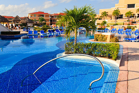 早上的豪华所有包容性海滩度假胜地泳池奢华假期椅子反射热带地平线情调蓝色风景图片