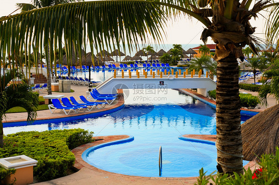 早上的豪华所有包容性海滩度假胜地蓝色热带天堂奢华反射旅游游泳泳池情调假期图片