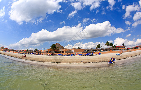 在坎昆一个豪华海滩度假胜地的海滩前滩风景假期地平线旅游情调异国天堂棕榈娱乐热带图片