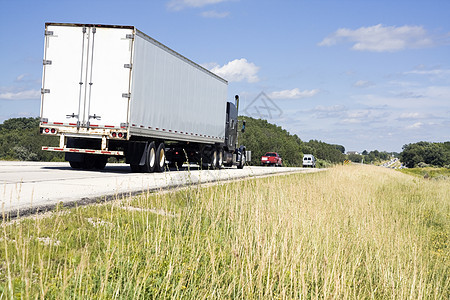 半卡车在路上拖车汽车货物陆地货运交通车辆柴油机驾驶白色图片