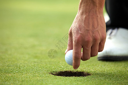 握高尔夫球的人 特写绿色爱好假期休闲摄影运动前景人类高尔夫手指图片