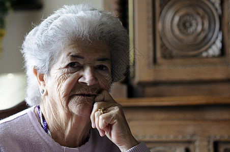 高级妇女思考奶奶祖母老年戏剧性思维女士记忆灰色眼睛图片