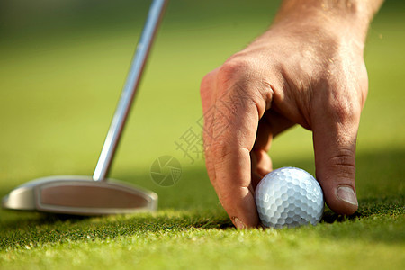 握高尔夫球的人 特写夫球活动手指水平假期绿色爱好摄影运动人类图片