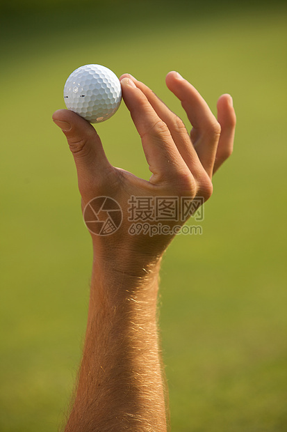 人手紧紧握高尔夫球图片