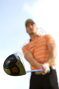 年轻人打高尔夫球 低角度视野男人收腰运动天空爱好服装前景休闲金属视图图片
