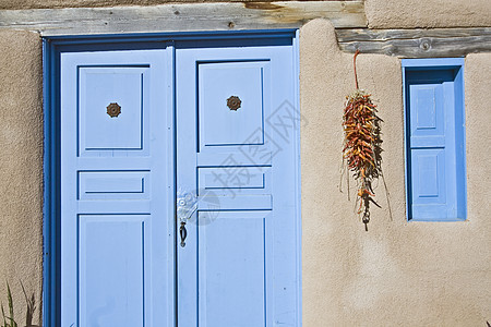 新墨西哥式的前门和窗口Name土坯建筑学族裔窗户胡椒蓝色文化房子花盆图片