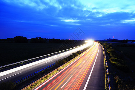 高速公路上夜间交通汽车街道天空运动车道小时速度踪迹大灯蓝色图片