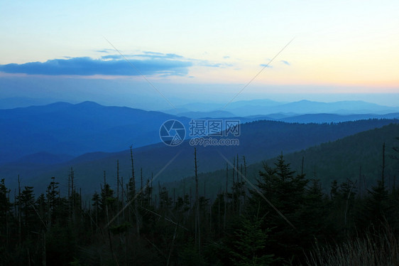 烟雾山区国家公园旅游季节地质学旅行顶峰公园日落地球蓝色森林图片