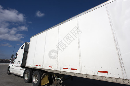 白色半卡车柴油机司机汽车沟通运输房屋码头运输车交通驾驶图片