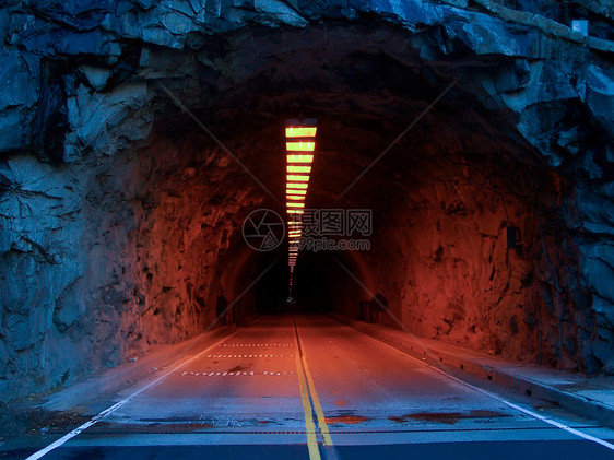 山山隧道驾驶汽车时间旅行危险速度条纹建筑学运输沥青图片