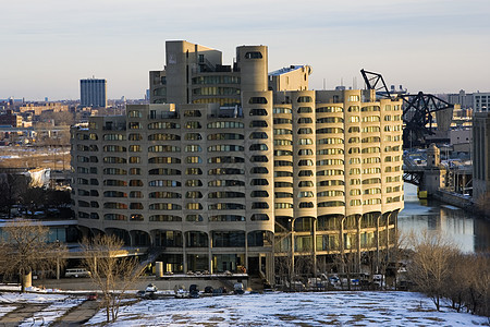 由芝加哥河建造的公寓大楼图片