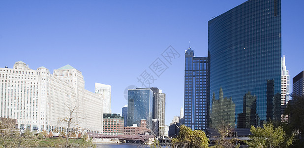 芝加哥河周围的市中心大楼图片