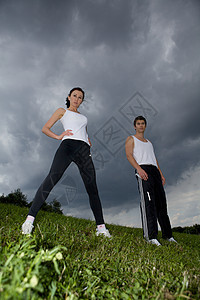 年轻夫妇在公园运动森林慢跑者天空娱乐活力女士男人乐趣瑜伽喜悦图片