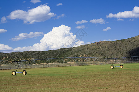 供水洒水器场地灌溉金属车轮天空喷涂田园收获农场图片