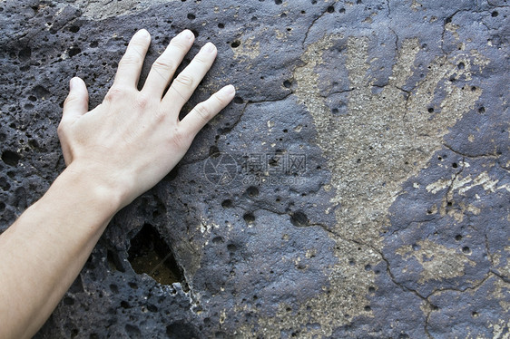 Petroglyph国家纪念碑中的手图片