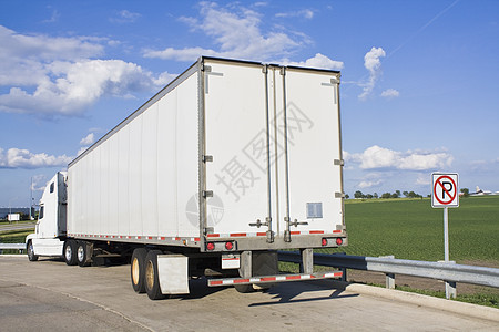 半卡车货运司机运输车柴油机车辆汽车玉米停车白色货物图片