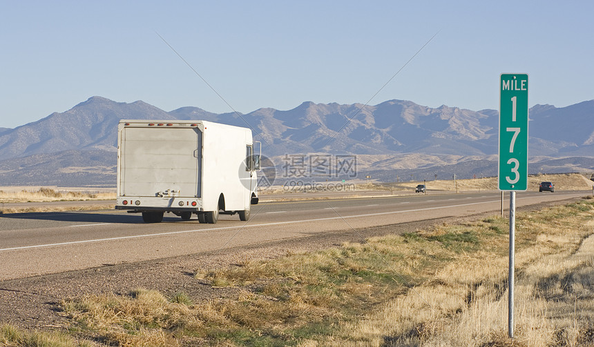 在路上加载货物运输柴油机货运汽车拖车房屋交通沟通图片