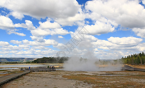 黄石公园的火洞湖道活力阳光火山蓝色场景旅游野生动物力量天空荒野图片