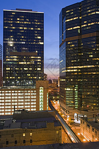 从芝加哥市中心看到日落设备建筑圆圈摩天大楼目的地假期城市生活都市灯光图片